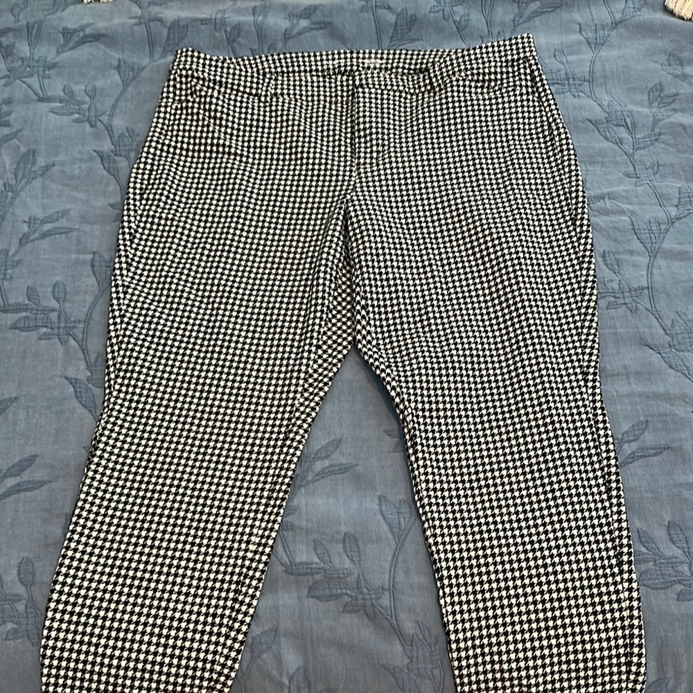 Black and White Houndstooth Pixie Skinny Pants by Old Navy